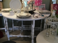 Gate leg dinner size table