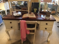 Gorgeous vintage desk !