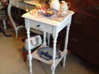 white-spindle-leg-table